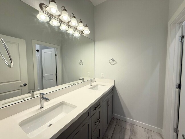 Building Photo - 3/BD 2.5/BA Sleek Townhome with High Ceili...