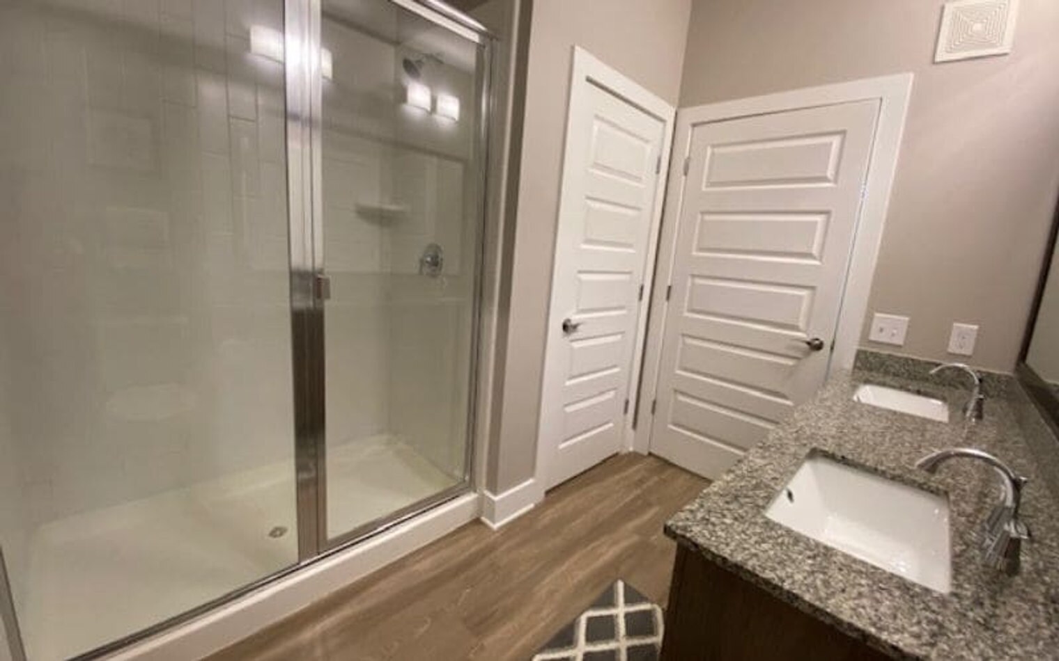 Building Photo - 5455 Glenridge View NE