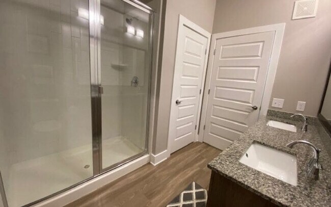 Building Photo - 5478 Glenridge View NE