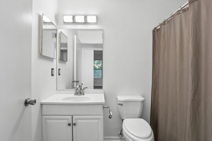 Secondary Bathroom - 1612 Huntingdon Chase