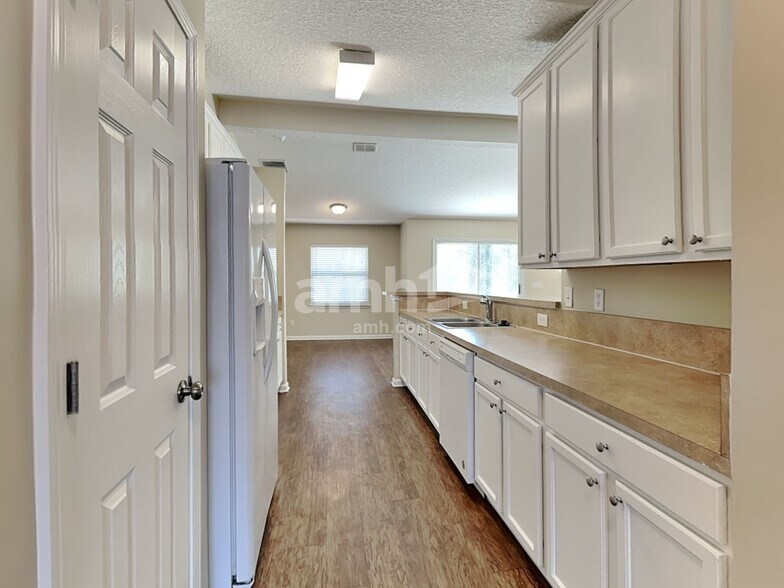 Building Photo - 1379 Samantha Cir E