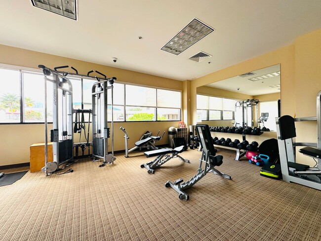 Building Photo - 2 Bedroom ,2 Bathroom, 2 Parking Condo (Ke...