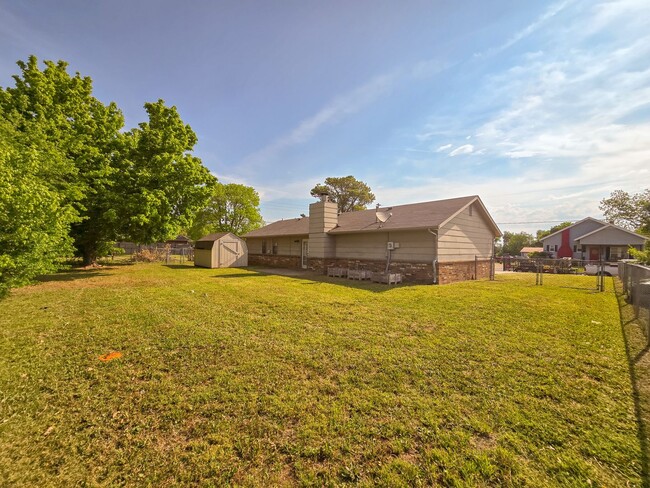 Building Photo - 3 Bedroom 2 Bath Home In Shawnee