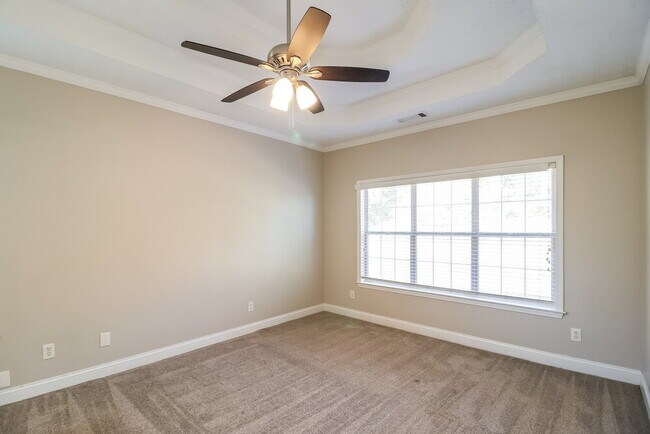 Building Photo - 453 Aviemore Loop