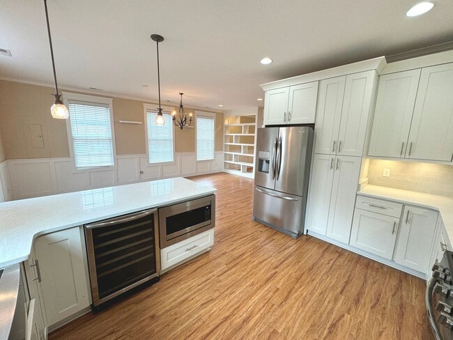 Building Photo - BEACH HOME! 4/4.5 with 3 car garage