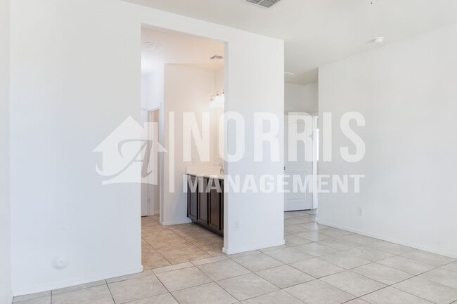 Building Photo - Low Maintenance Home Centrally Located