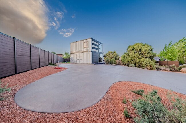 Building Photo - 736 W Rider Dr