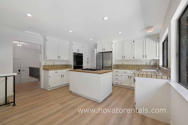 Building Photo - 32 Spinosa Way