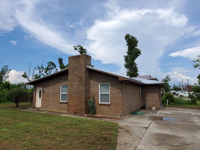 Primary Photo - For Lease - Spacious 3 BR|1 BA Home, 10 Mi...