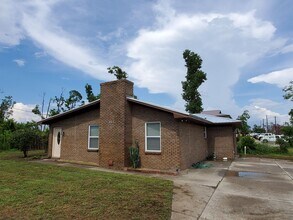 Building Photo - For Lease - Spacious 3 BR|1 BA Home, 10 Mi...