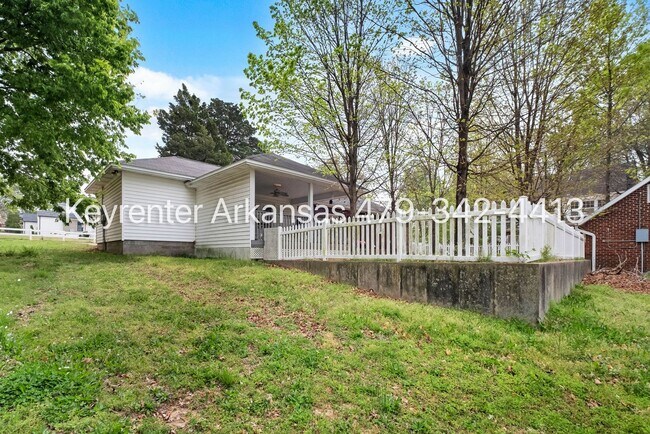 Building Photo - Charming 1 Bedroom Cottage-Style Home with Spacious Yard