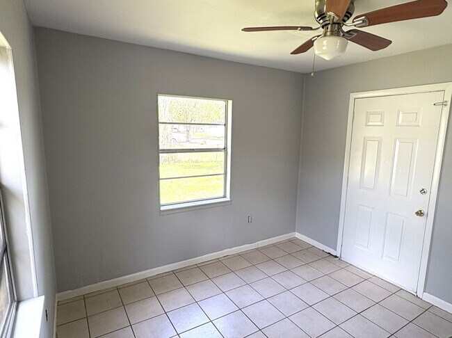 Building Photo - Charming 2 Bedroom Home with Fenced Yard & Screened Patio – Prime Location!