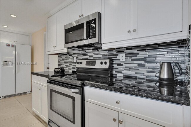 Building Photo - 1833 S Ocean Dr