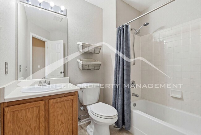 Building Photo - Spacious Home with Central AC and Washer/Dryer