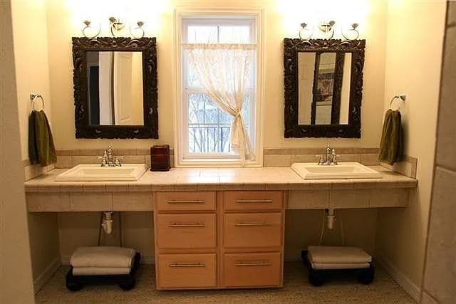 bathroom - 819 N 21st St