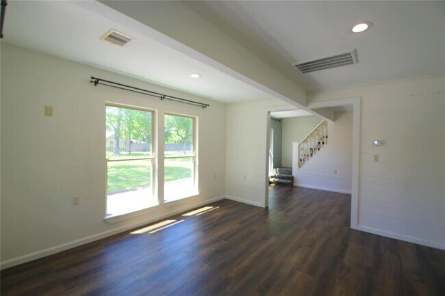 Building Photo - 5307 Pine Ave