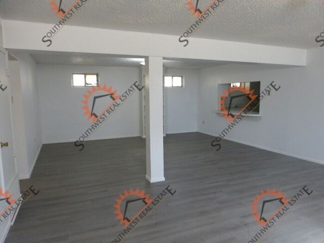 Building Photo - Freshly painted 3 bedroom 2 bath apartment