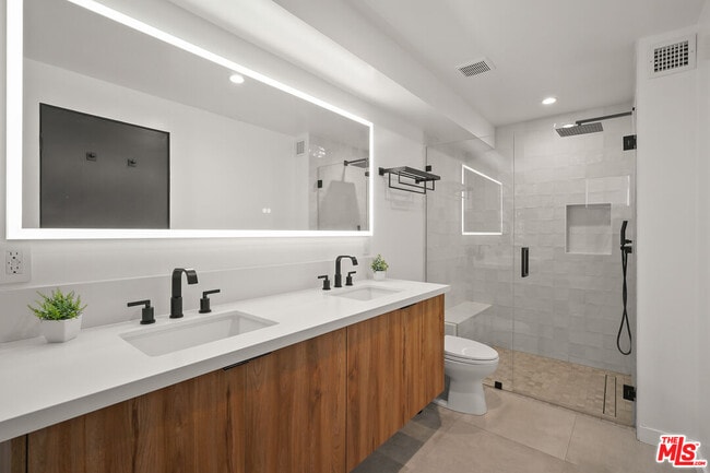 Building Photo - 926 N Ridgewood Pl