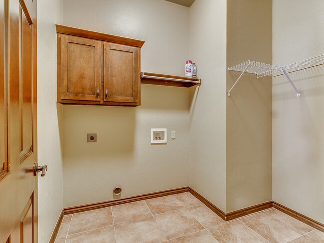 Building Photo - Highly Sought After Stonebridge Addition +...