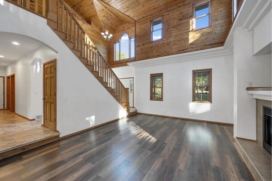 Building Photo - 969 Riverside Dr