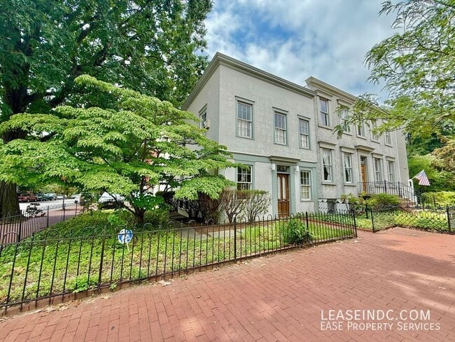 Primary Photo - 725 Independence Ave SE