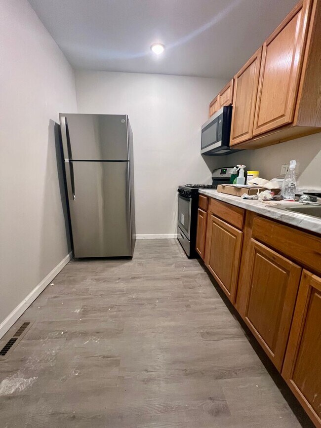 Building Photo - Newly Renovated 3-Bedroom Townhome! Available NOW!