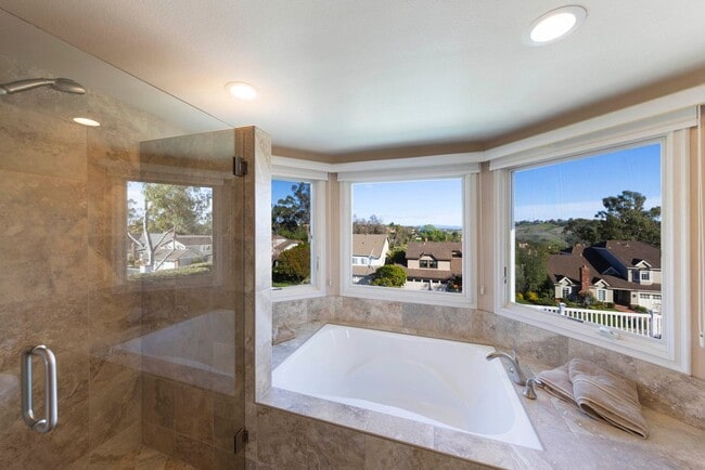Building Photo - 30932 Colonial Pl