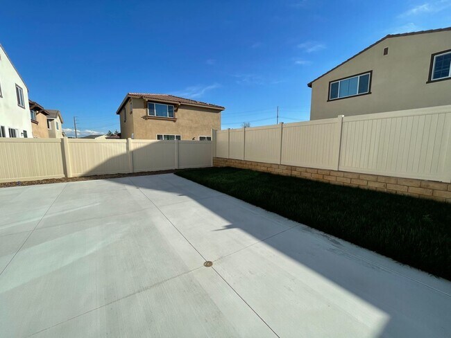 Building Photo - Beautiful Three Bedroom Two and a Half Bathroom Home in Murrieta!