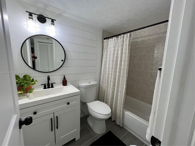 Building Photo - 10011 Winding Lake Rd