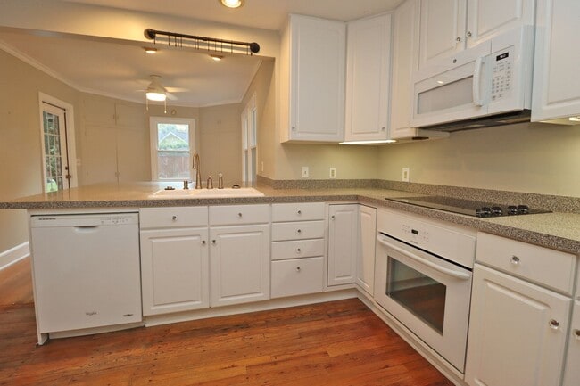 Building Photo - Updated 3 bedroom 2.5 bath home in Sherwood Forest