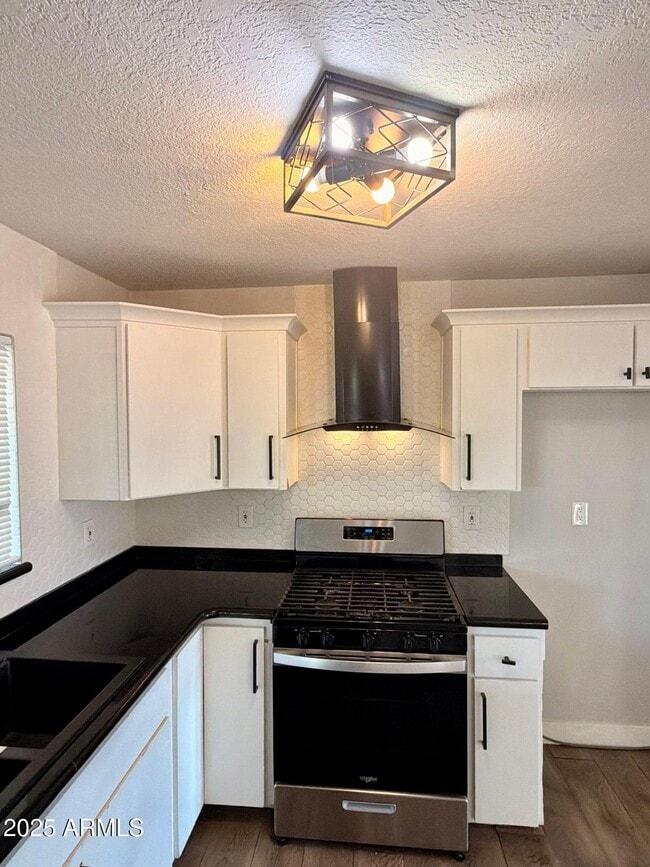 Building Photo - 2002 E St Anne Ave