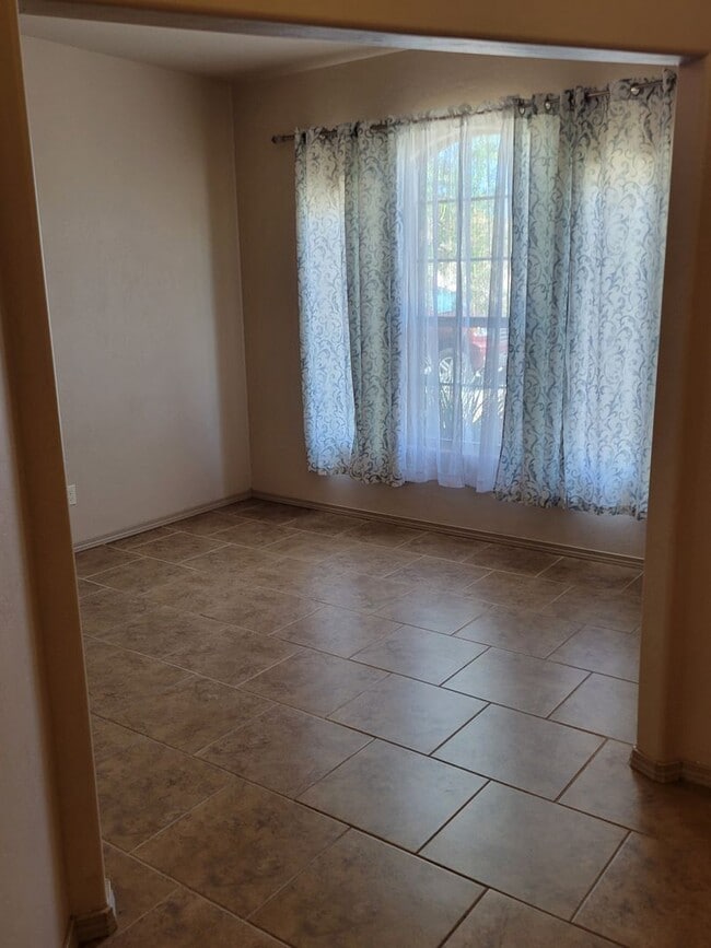 Building Photo - 3 Bedroom, 2 Bathroom Home!