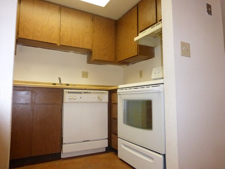 Building Photo - 700 W University Dr