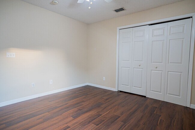 Building Photo - 3/2~Ridge Valley ~ Save with Solar!
