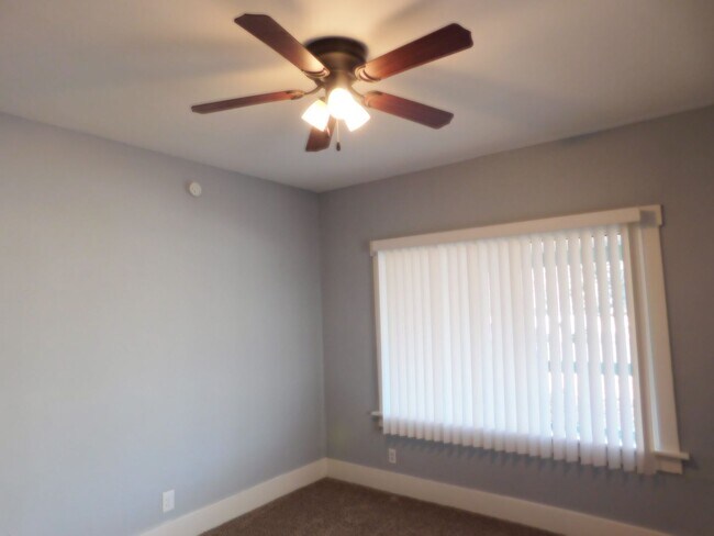 Building Photo - Spacious 3 bedroom/1 bath home in El Dorado!