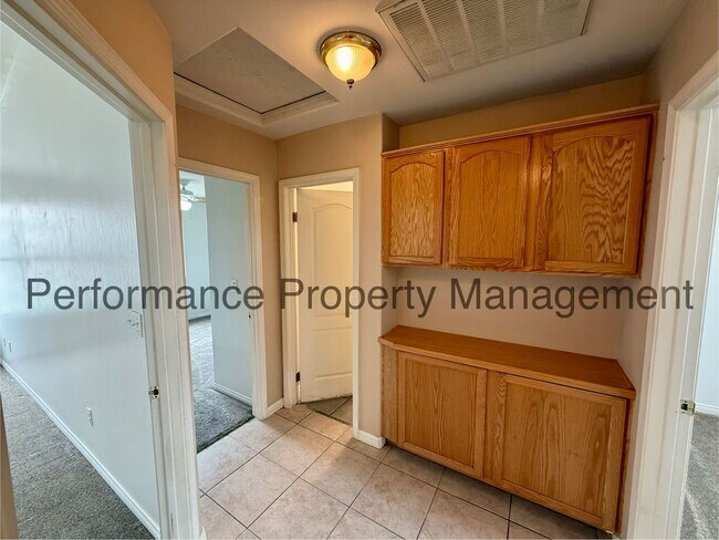 Building Photo - Cute 3 Bed/2 Bath SW Bakersfield Home w/ RBP & $0 Deposit Option