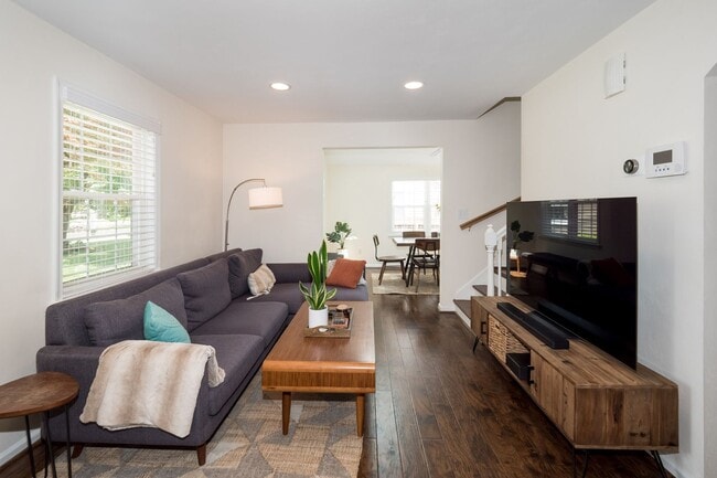 Building Photo - Immaculate 3 bedroom 2 bath bungalow at Oc...