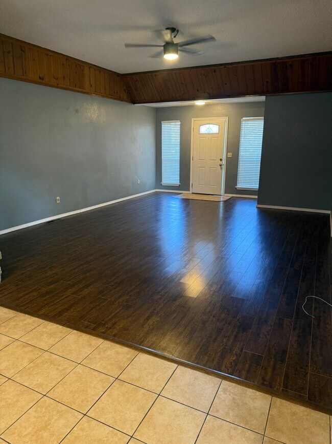 Building Photo - 8617 N Eagle Ln
