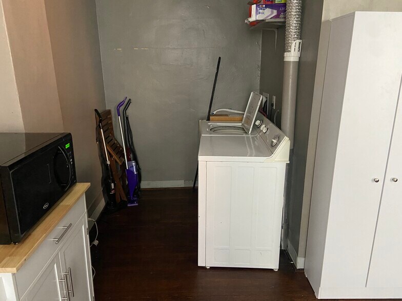 Building Photo - 256 Warner St