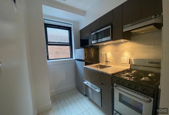Building Photo - 400 E 57th St