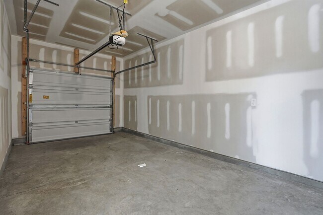 Building Photo - BRAND NEW TOWNHOME-9 FOOT CEILINGS-TWO CAR GARAGE-POOL COMMUNITY
