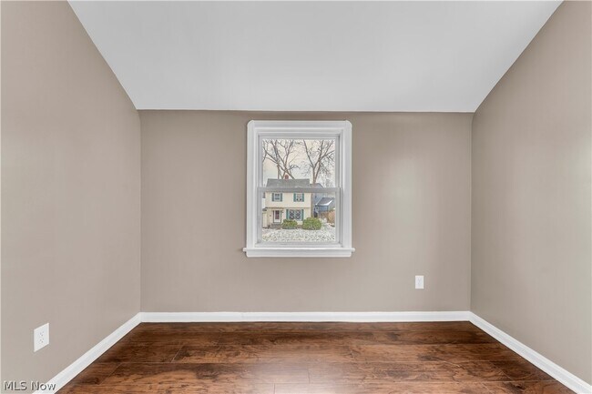 Building Photo - 8008 Pelham Dr