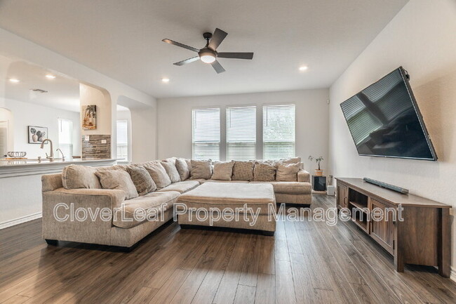 Building Photo - 302 Colonial Blf
