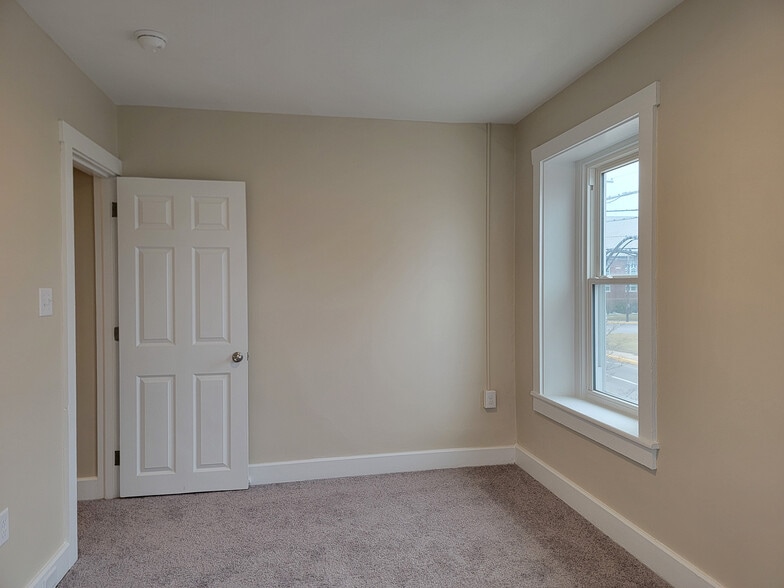 Building Photo - 317 W Main St