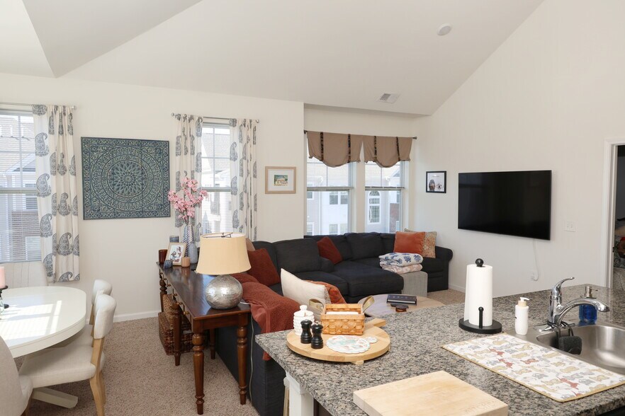 Building Photo - 233 US-206