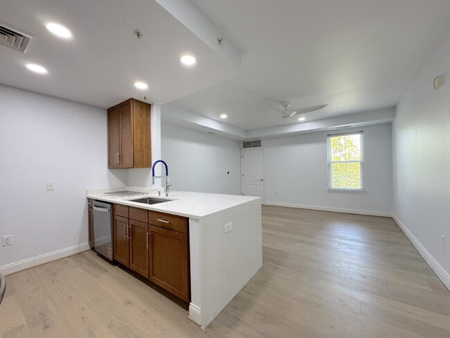 Building Photo - "Chic Urban Retreat: Stylish 1-Bed Condo with Hardwood Elegance in the Heart of Alexandria!"