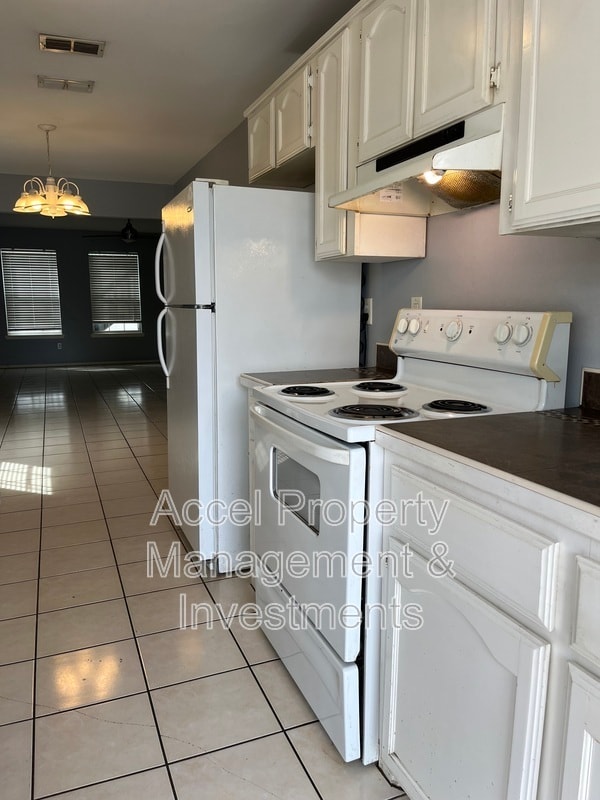 Building Photo - 1522 W Nolana Ave