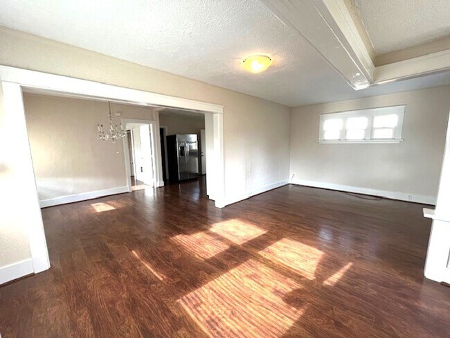 Building Photo - $250 off First full month!! Cute 1 Bedroom...