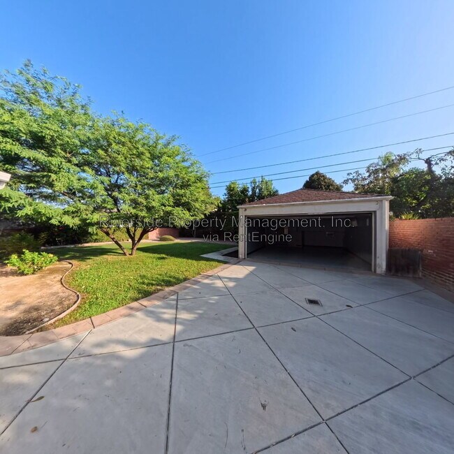 Building Photo - 4025 Terracina Dr