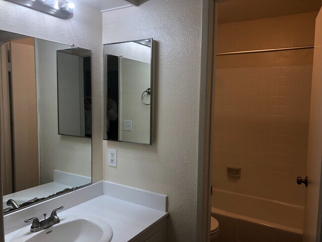 Building Photo - 4670 Kensington Dr